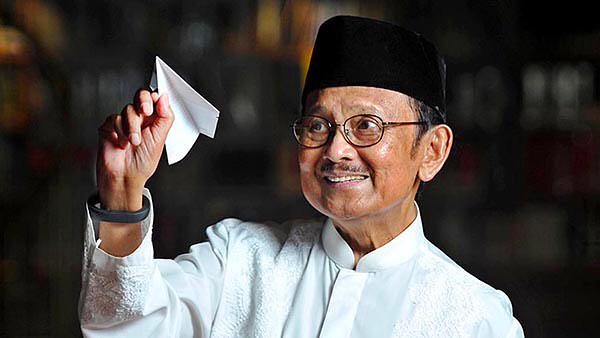 Inspirasi dari Biografi B. J. Habibie: Sang Visioner Teknologi Indonesia